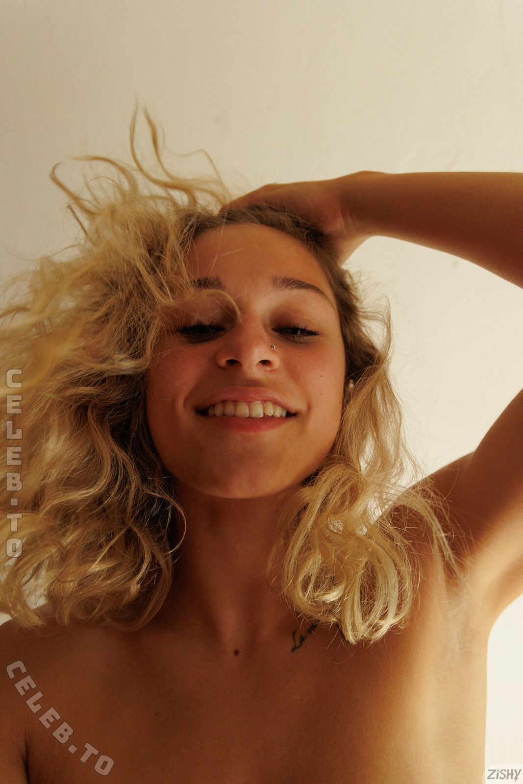 Zishy nude photo 6