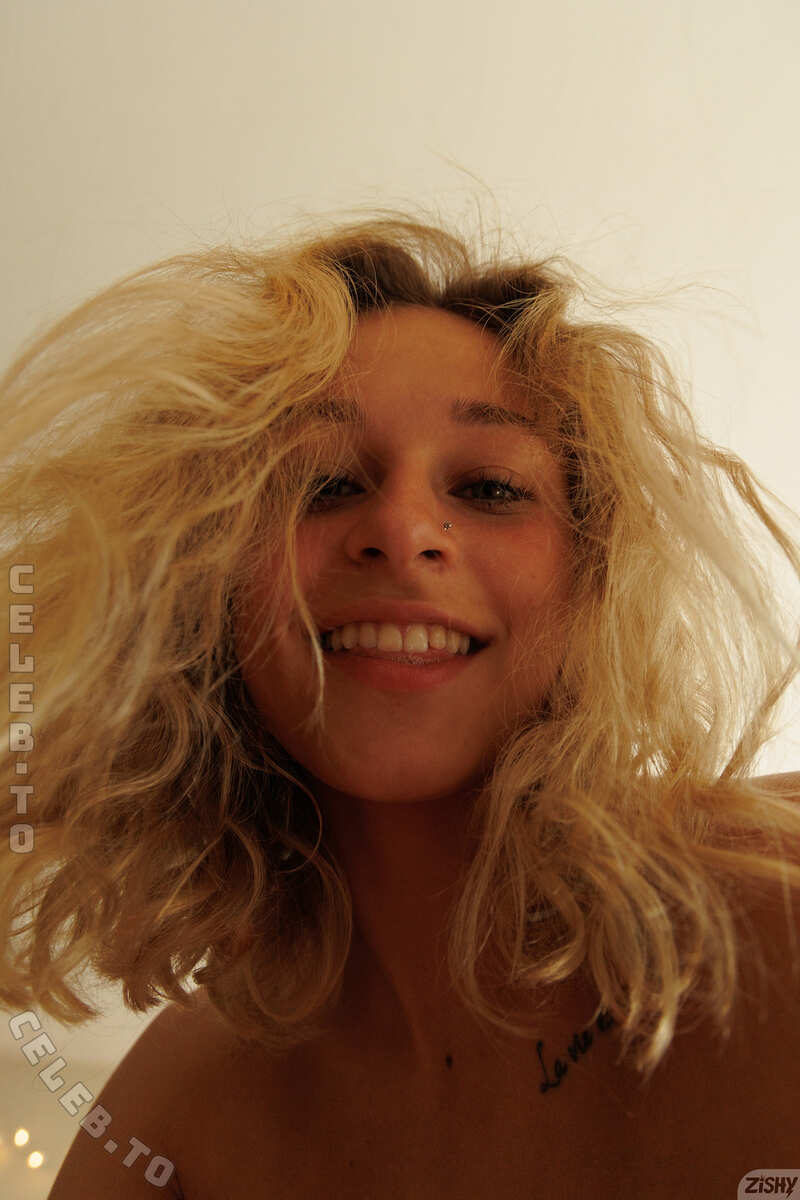 Zishy nude photo 7