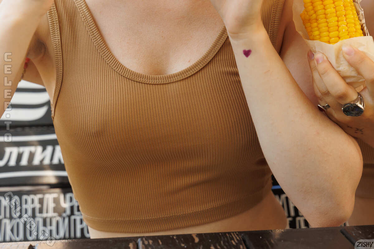 Zishy nude photo 5