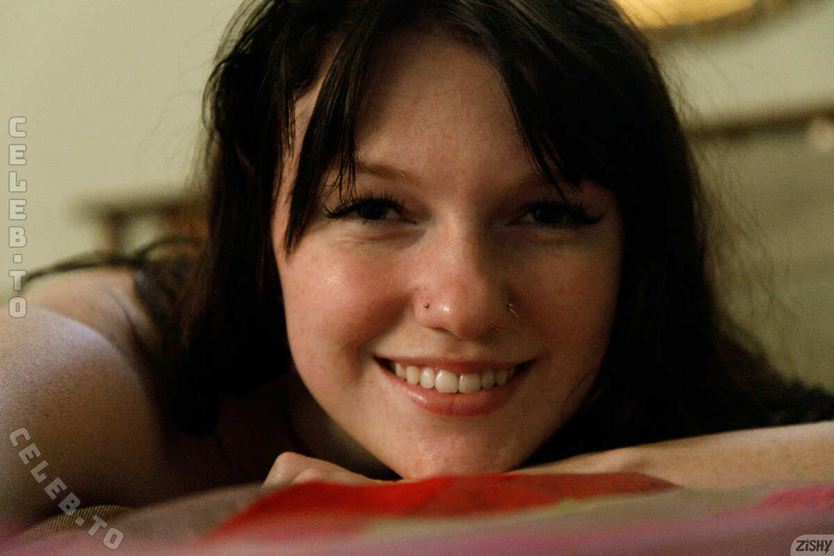 Zishy nude photo 1