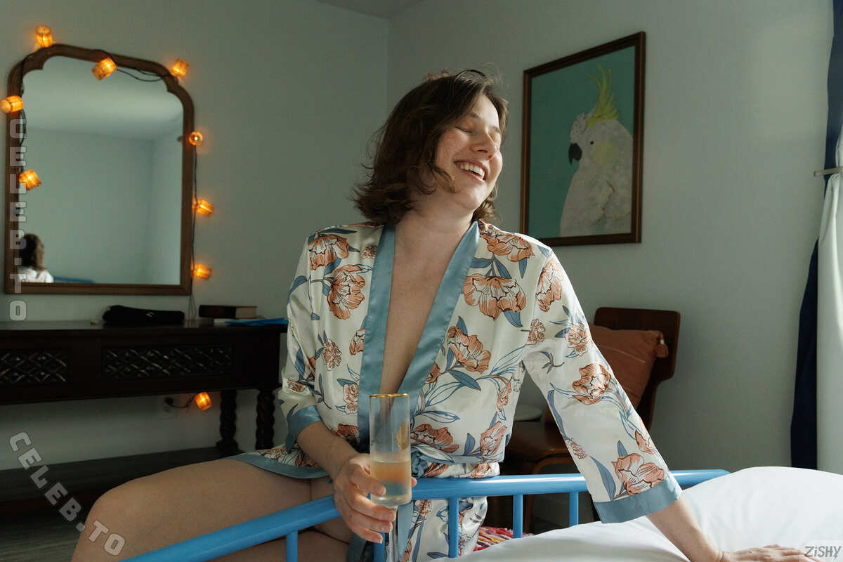 Zishy nude photo 17