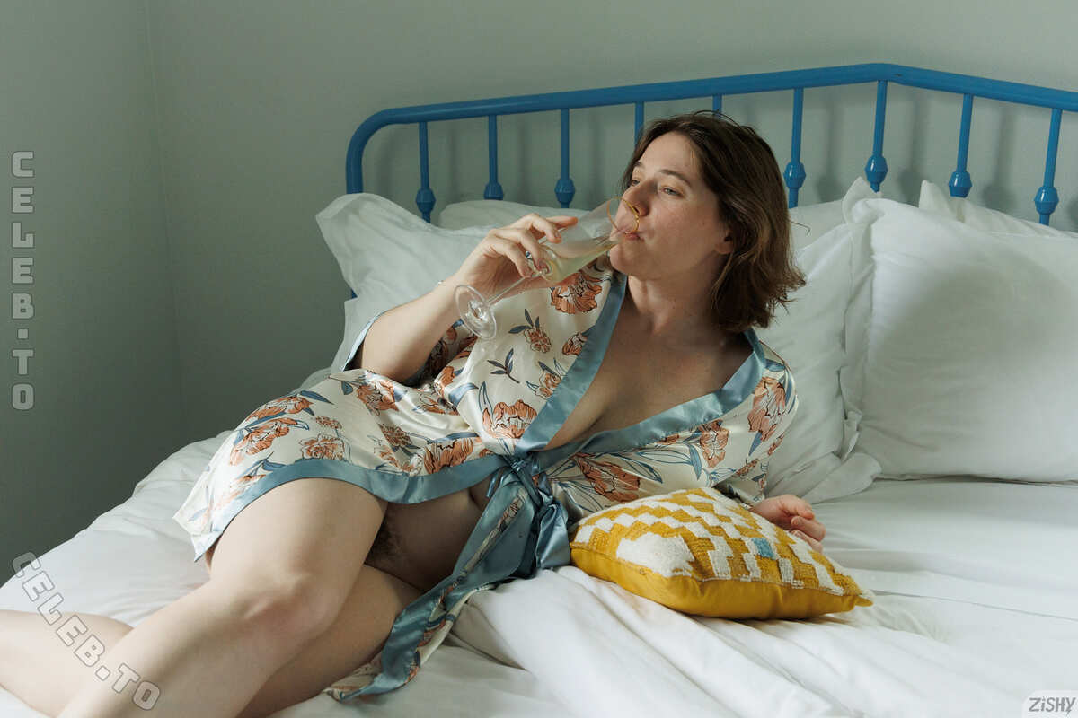 Zishy nude photo 18