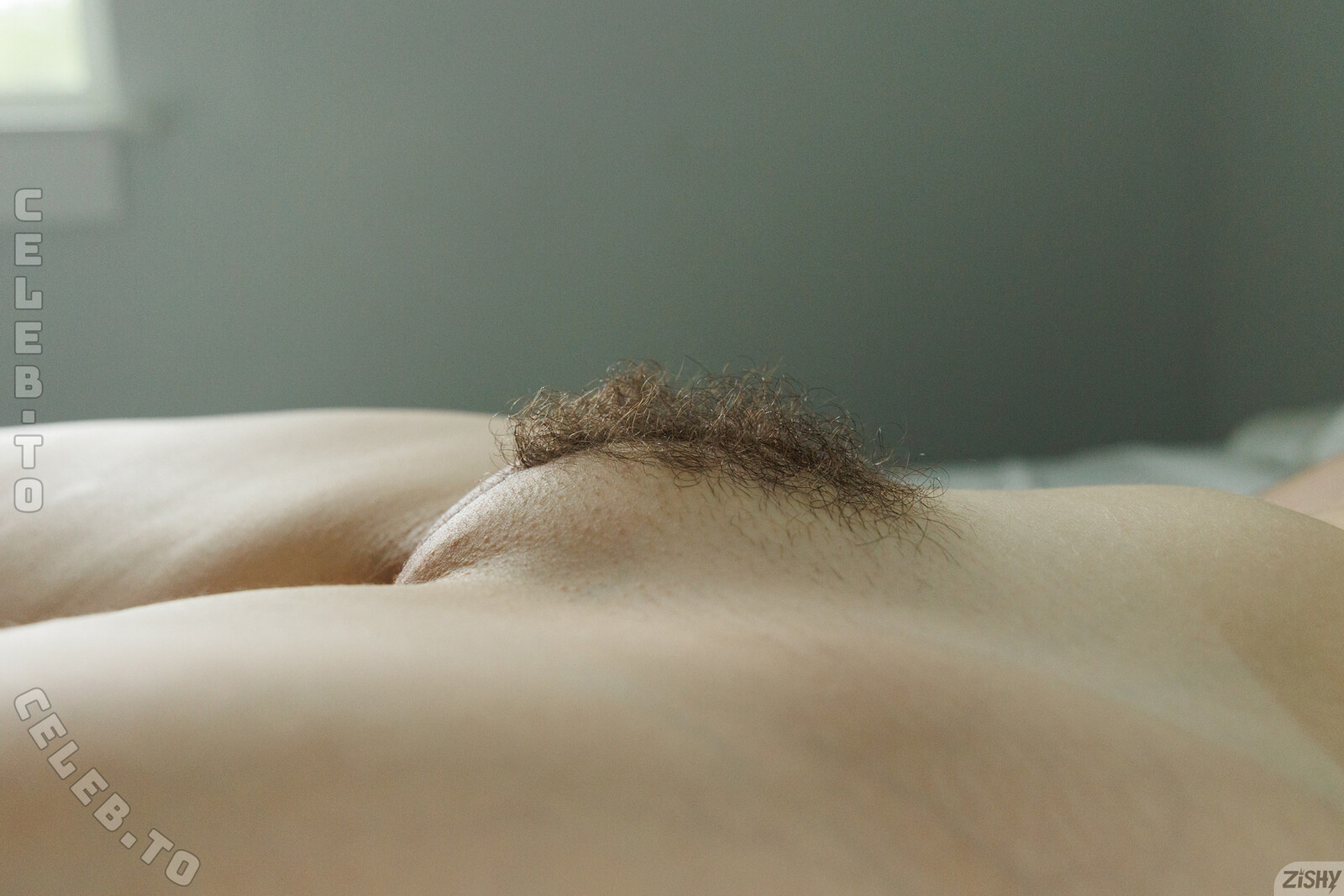 Zishy nude photo 4