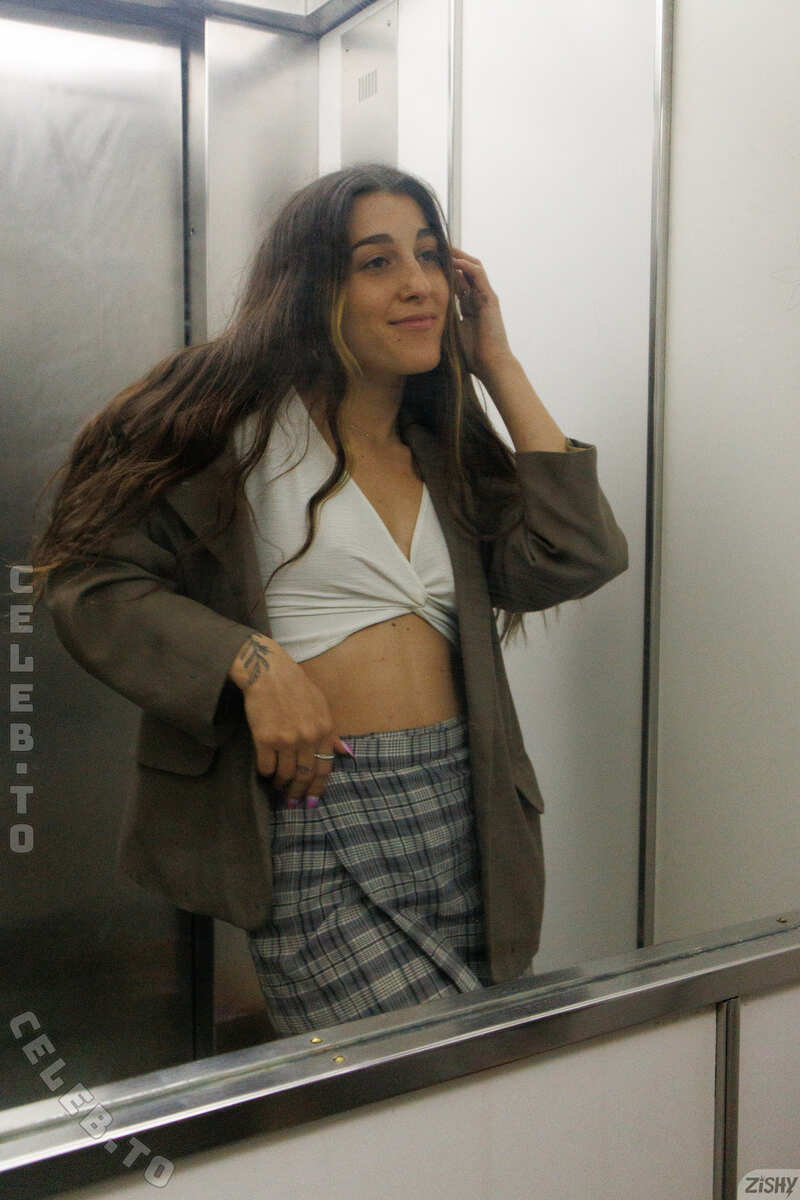 Zishy nude photo 3