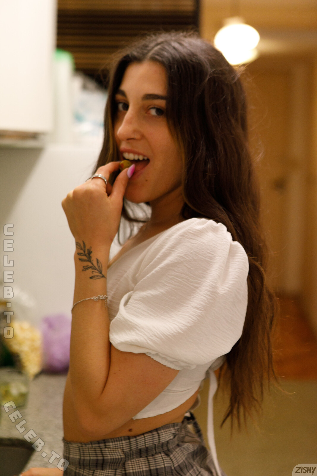 Zishy nude photo 12