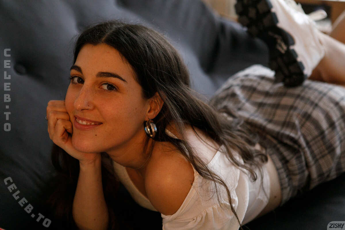 Zishy nude photo 3