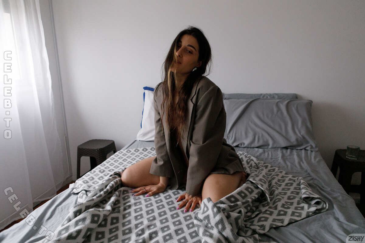 Zishy nude photo 4