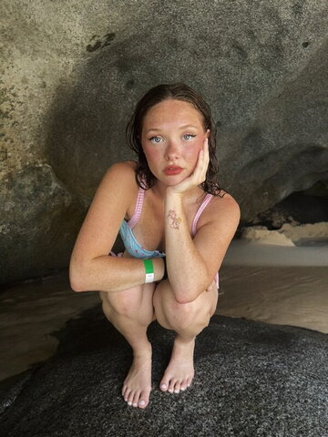 Zoe Colletti nude photo 1