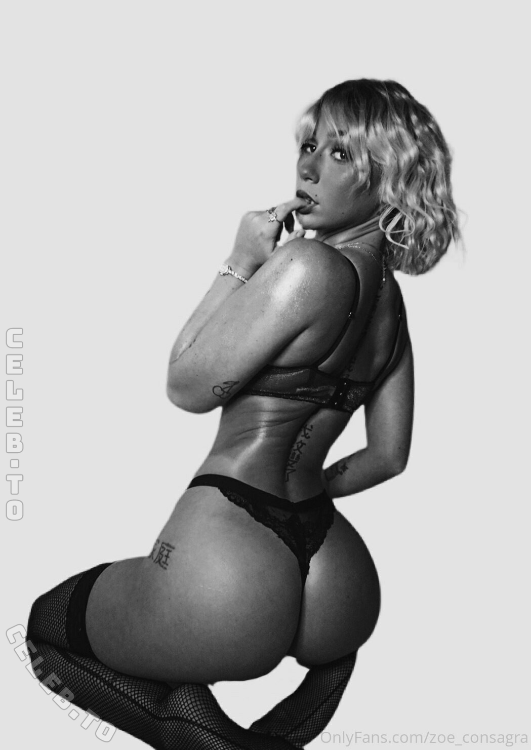 Zoe Consagra nude photo 11