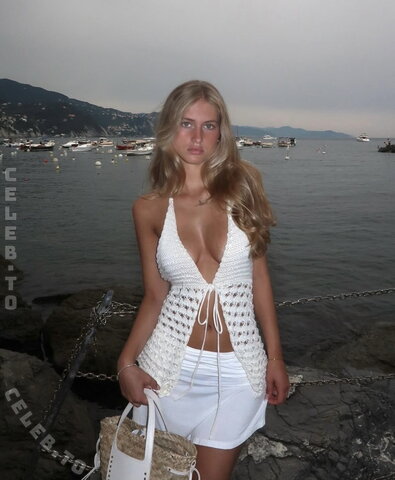 Zoe Kaeppele nude photo 18