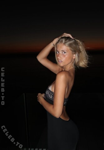 Zoe Kaeppele nude photo 19
