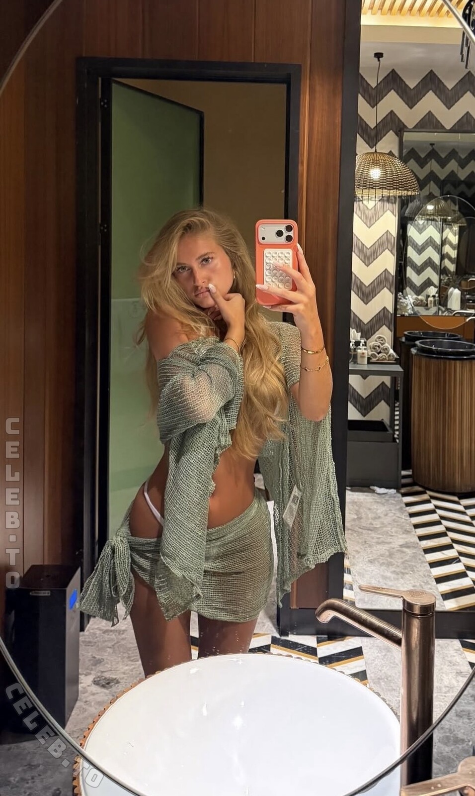 Zoe Kaeppele nude photo 1