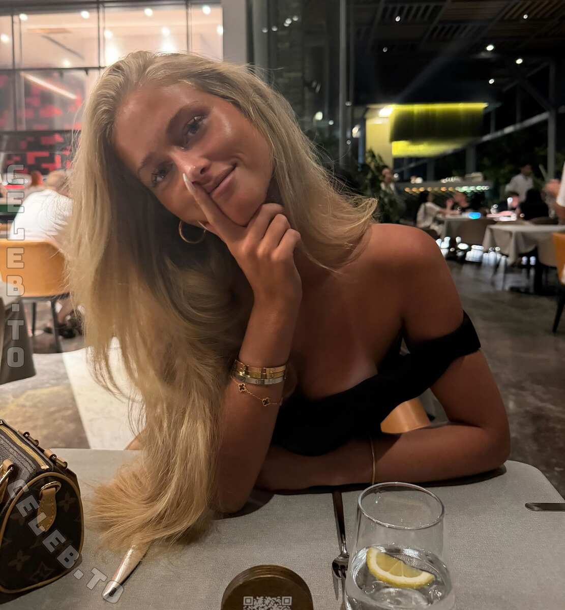 Zoe Kaeppele nude photo 4