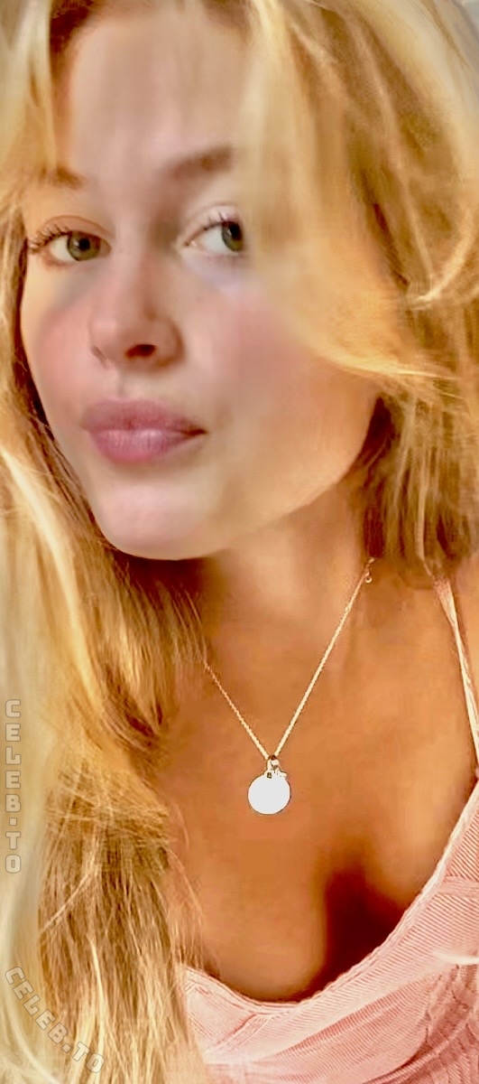 Zoe Kaeppele nude photo 2