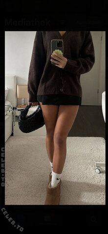 Zoe Kania nude photo 6