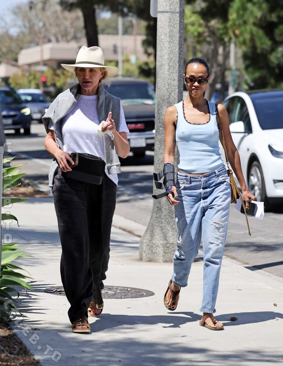 Zoe Saldana nude photo 2