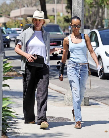 Zoe Saldana nude photo 7