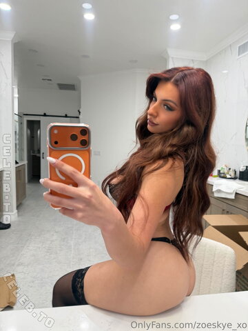 Zoe Skye nude photo 3