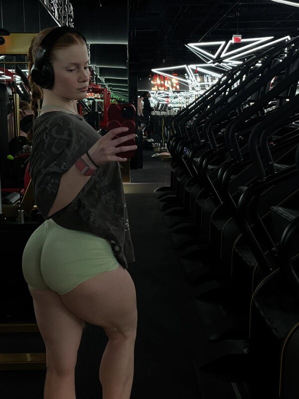 Zoe Tierney nude photo 3