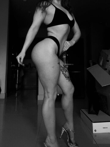 Zoe Tierney nude photo 2
