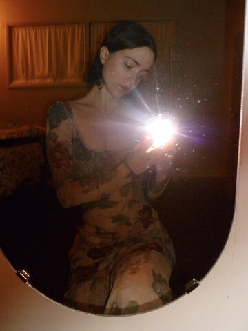 zoeplzshutup Hot (1 photo)