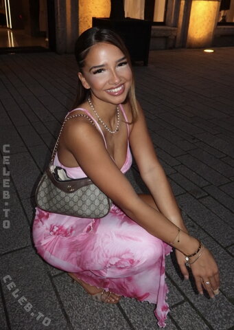 Zoesalg nude photo 17
