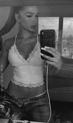 Zoesalg nude photo 4