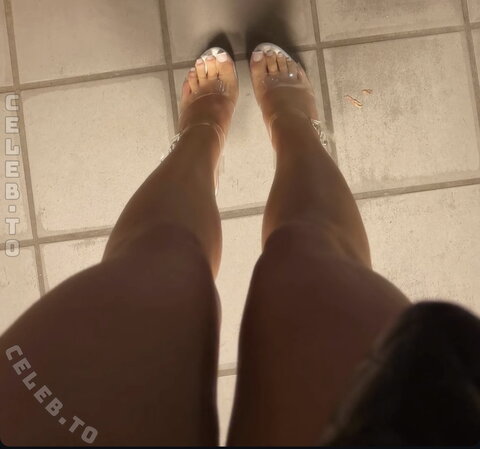 Zoesalg nude photo 2