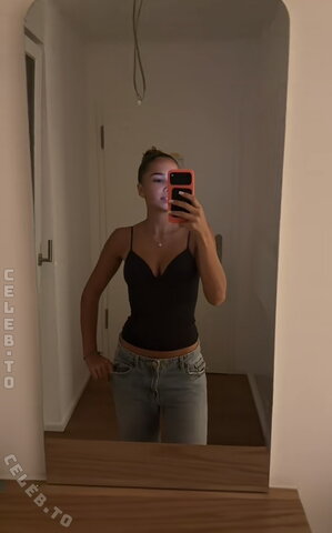 Zoesalg nude photo 11
