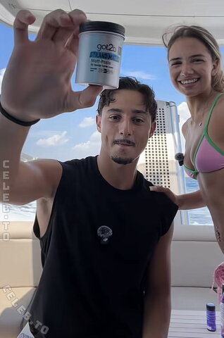 Zoesalg – On vacation with her boyfriend