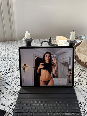 zoevartuli nude photo 9
