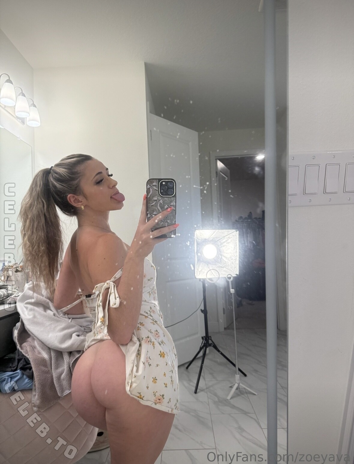 zoeyava nude photo 2
