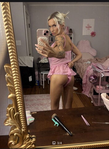 Zoie Burgher New (2 photos)