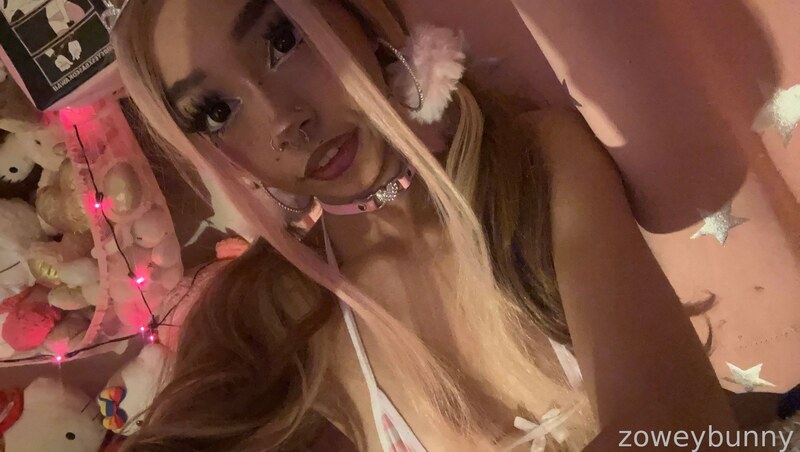 Zoweybunny nude photo 6