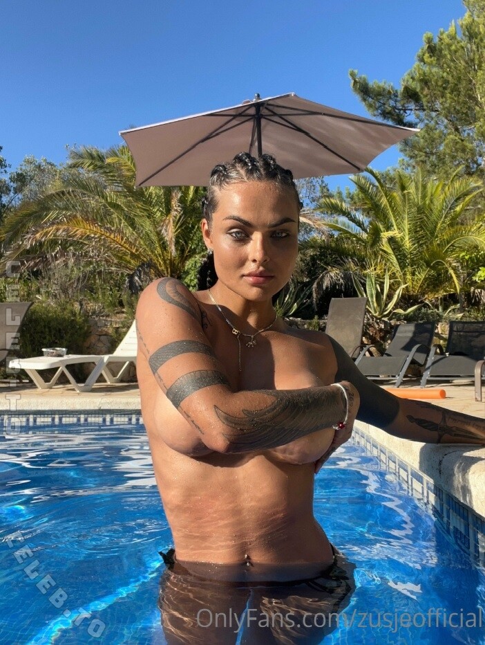 Zusje nude photo 1