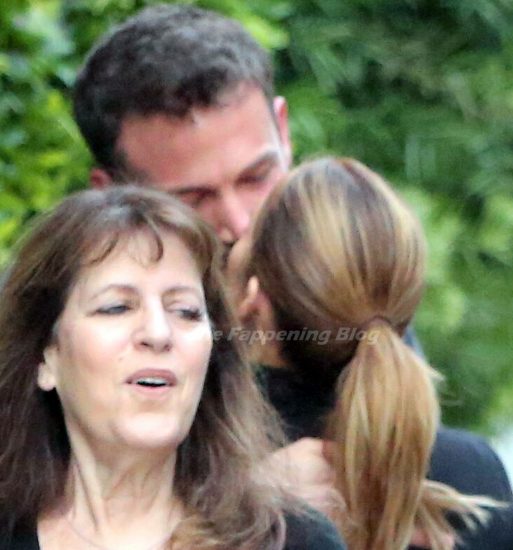 Jennifer Lopez hot kissing