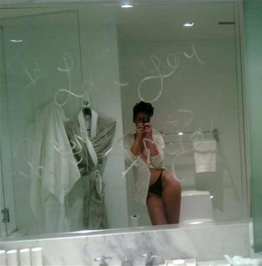 Rihanna naked on mirror selfie