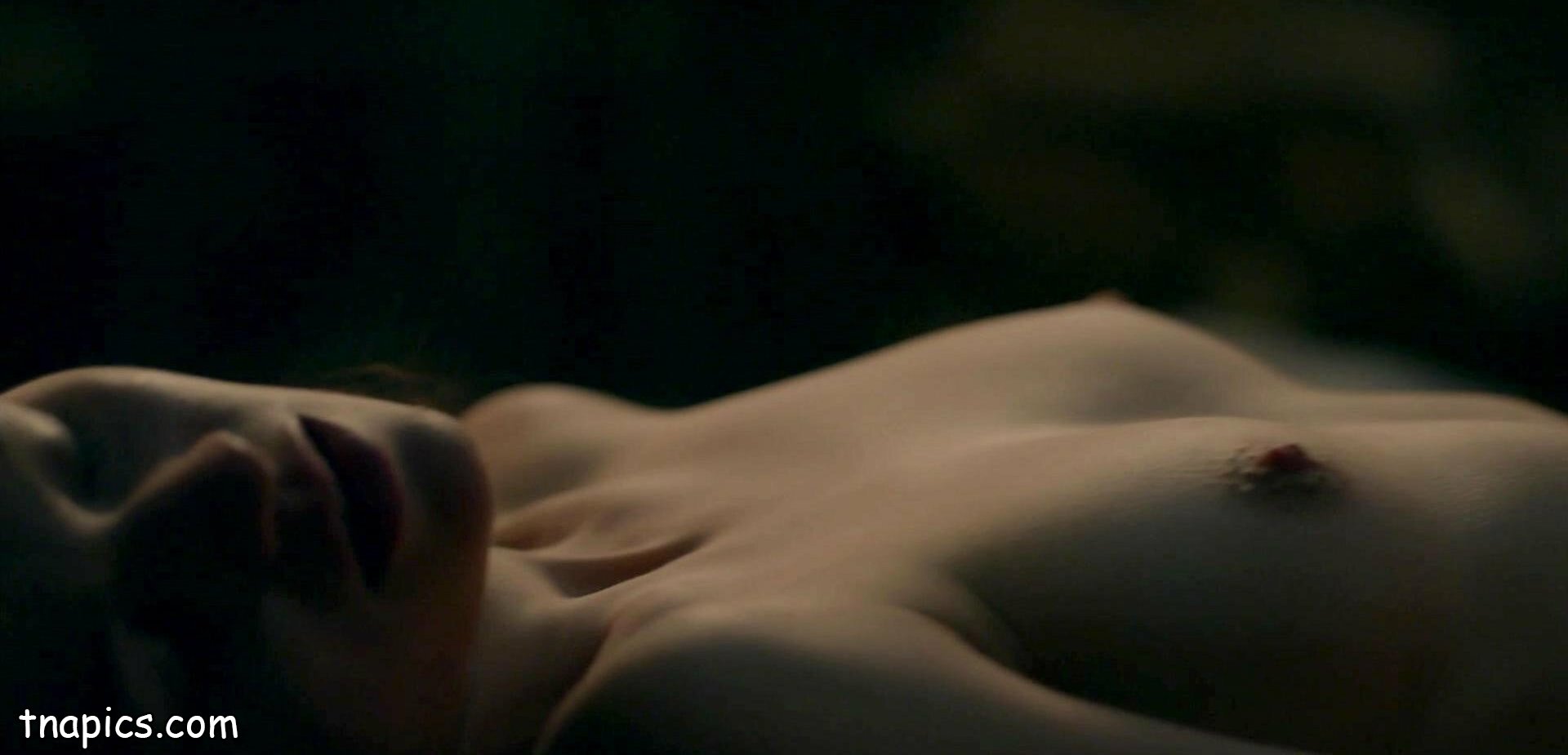 Sophie Skelton Nude And Topless 1