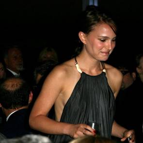 Natalie Portman almost naked