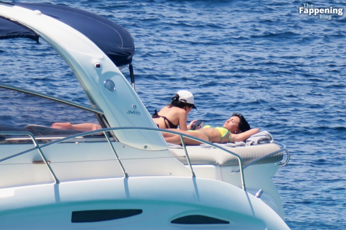 Aitana Relaxes with a Friend on a Yacht (38 Photos)