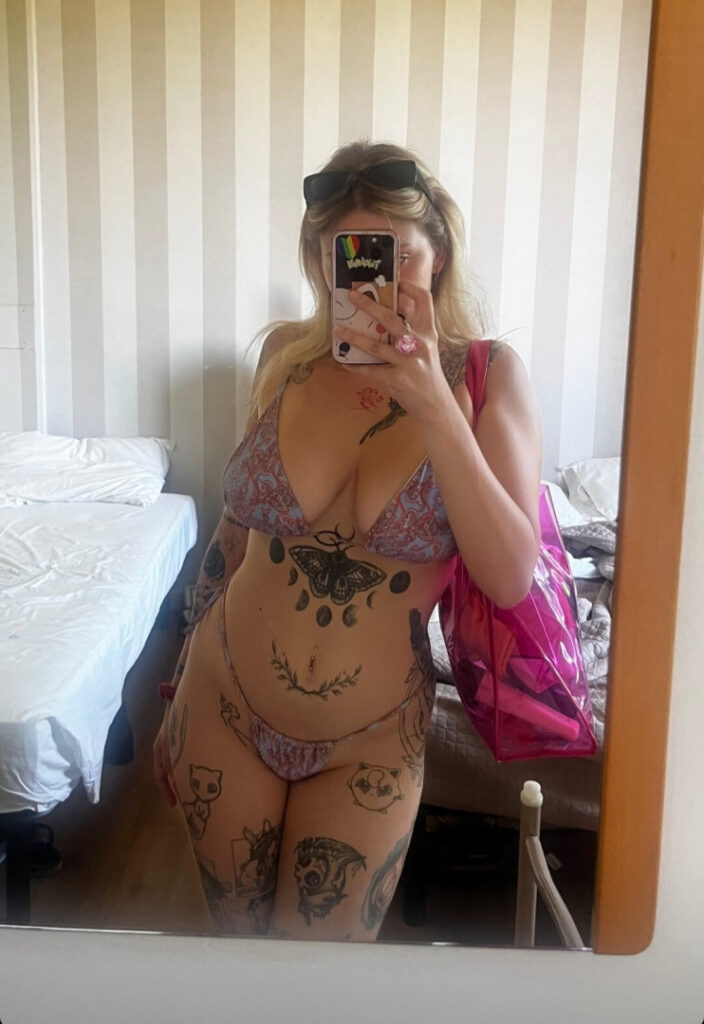 Twitch – ainely / ainely32 [Busty Italian] – Nude