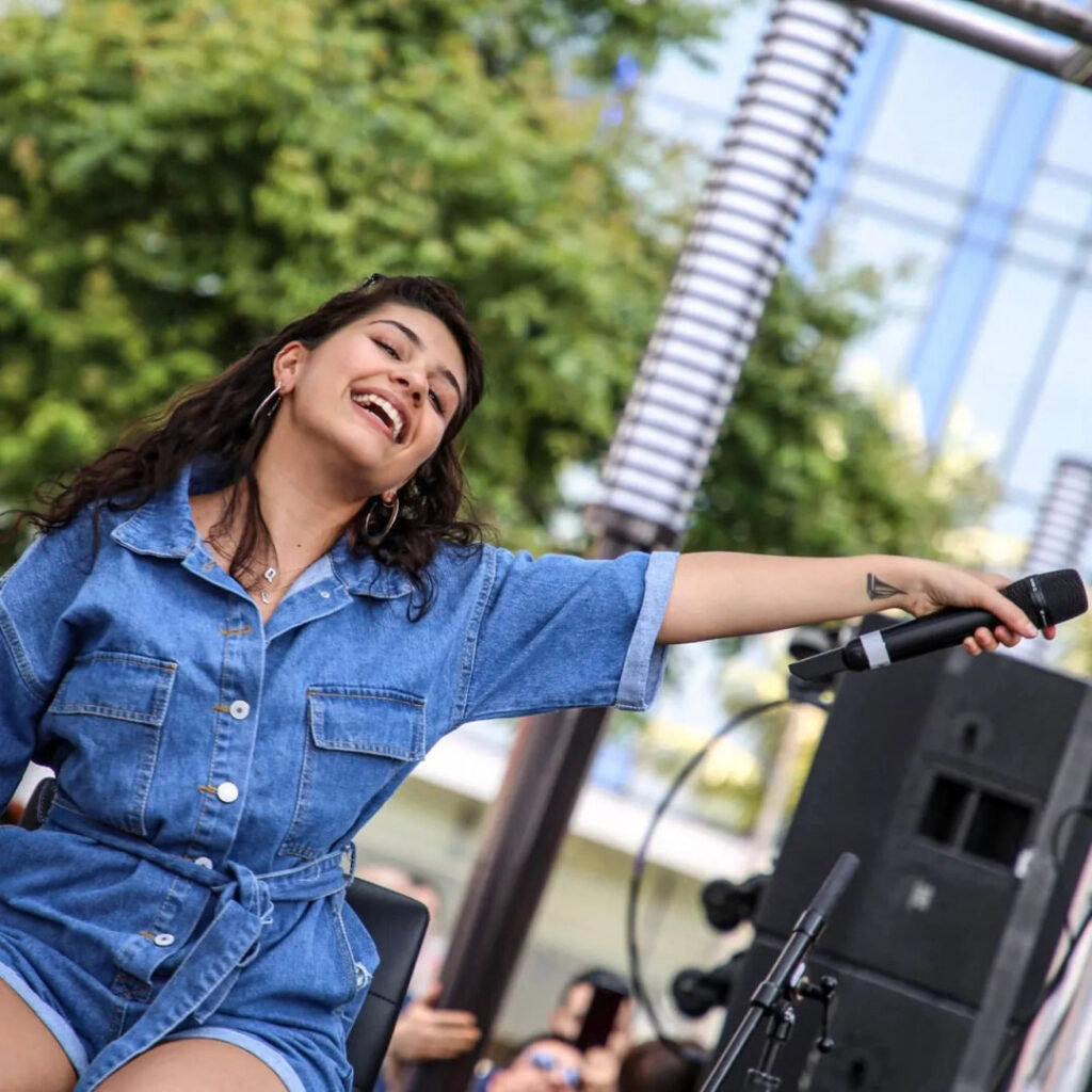 Celeb – Alessia Cara – Nude