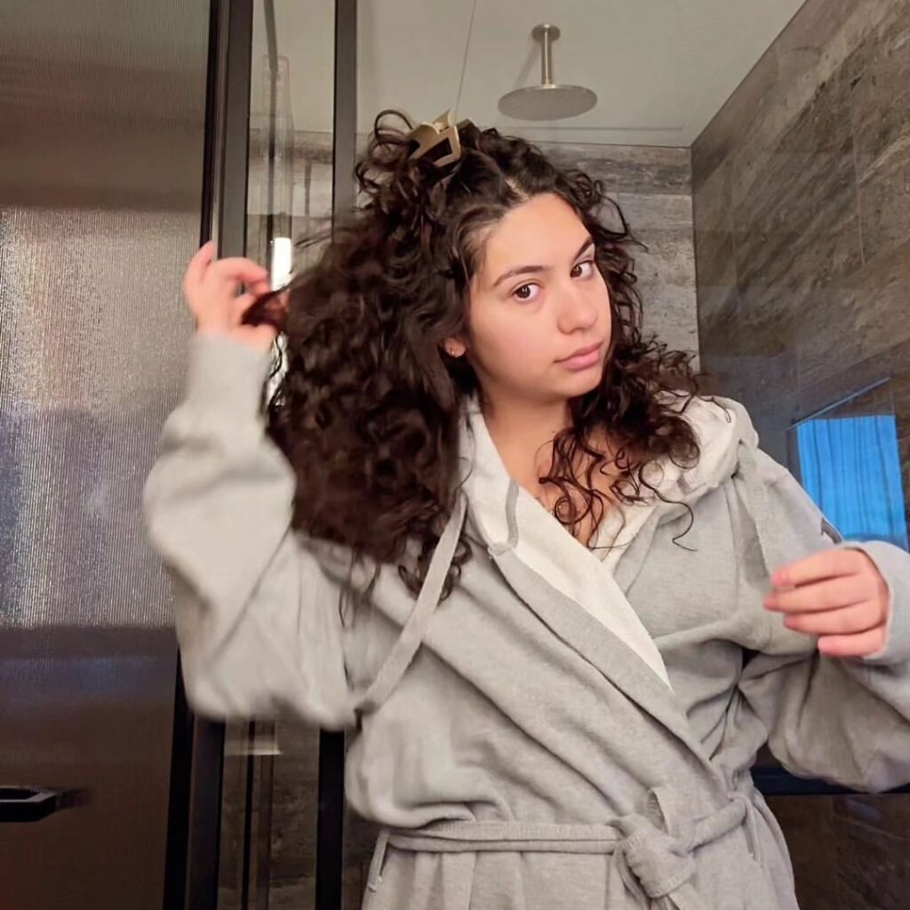 Celeb – Alessia Cara – Nude