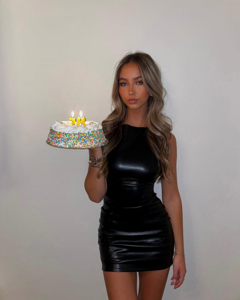 Instagram – Avry Justis – Nude