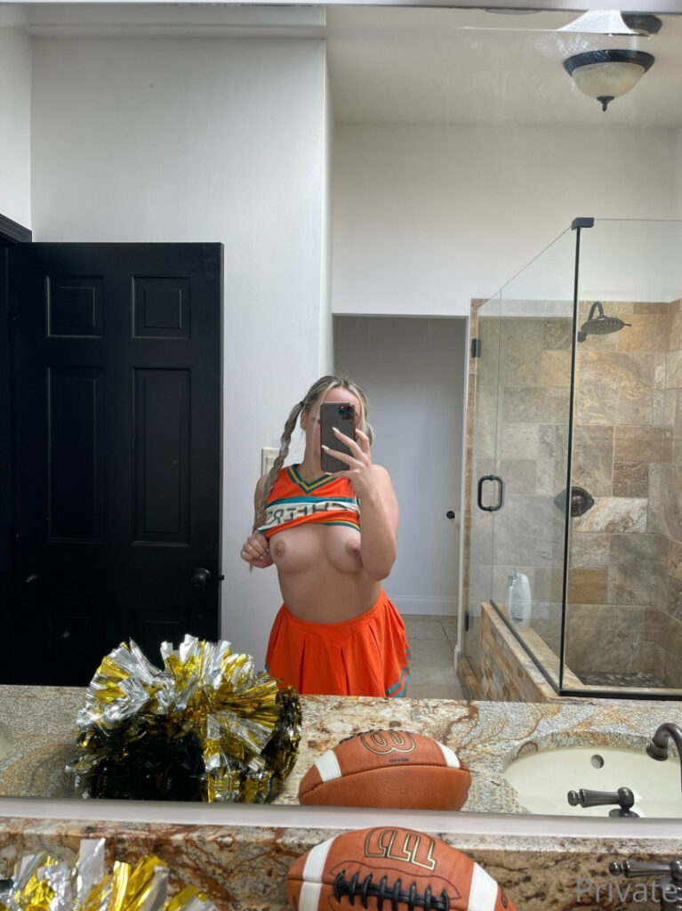 Twitch – Azra / azra_lifts – Nude