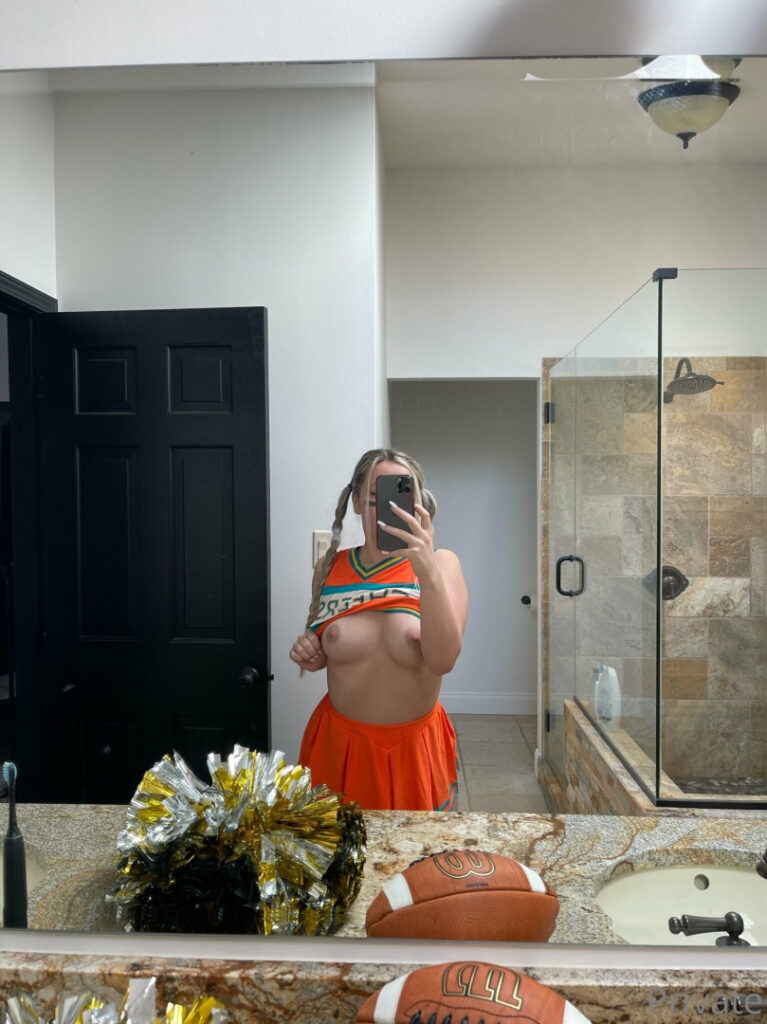 Twitch – Azra / azra_lifts – Nude