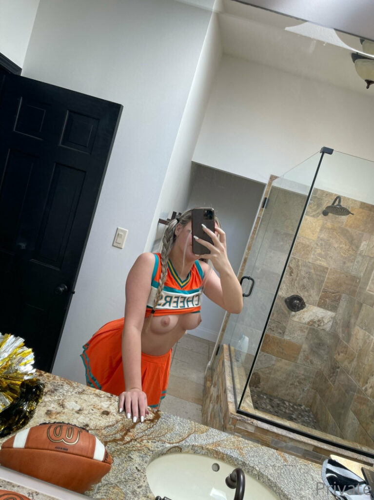 Twitch – Azra / azra_lifts – Nude