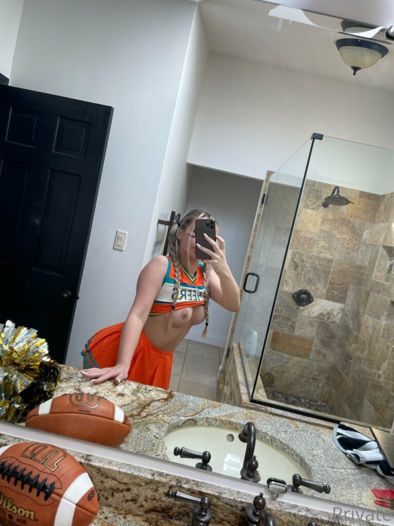 Twitch – Azra / azra_lifts – Nude