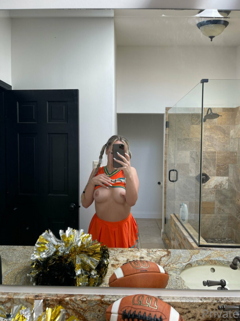 Twitch – Azra / azra_lifts – Nude