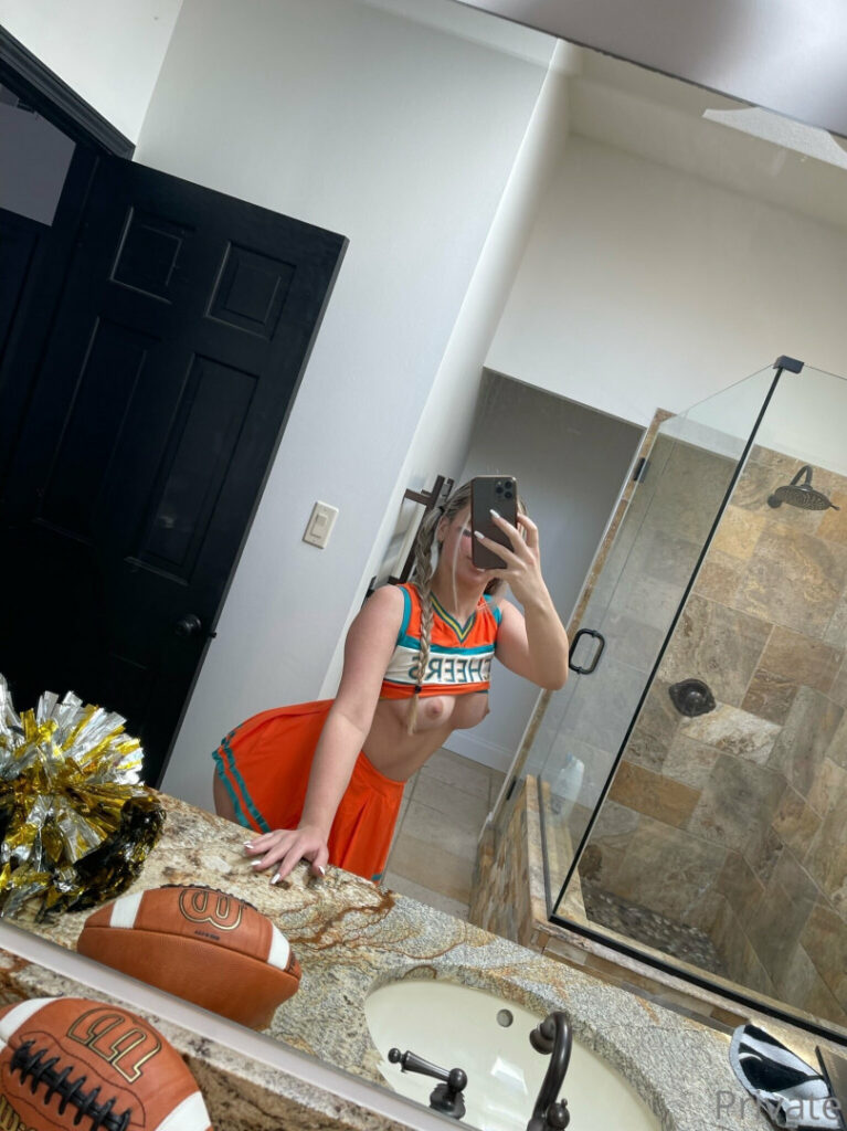 Twitch – Azra / azra_lifts – Nude